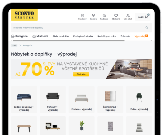 Vizuál nativní reklama, která ukazuje výprodeje SCONTO nábytku: slevy až 70% na vystavené kuchyně, kategorie sedaček, postelí, skříní, židlí